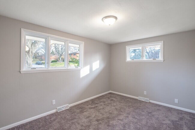Building Photo - 420 Stoneybrook Dr