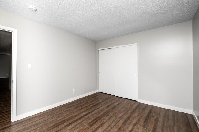 Building Photo - 886 Linworth Road East