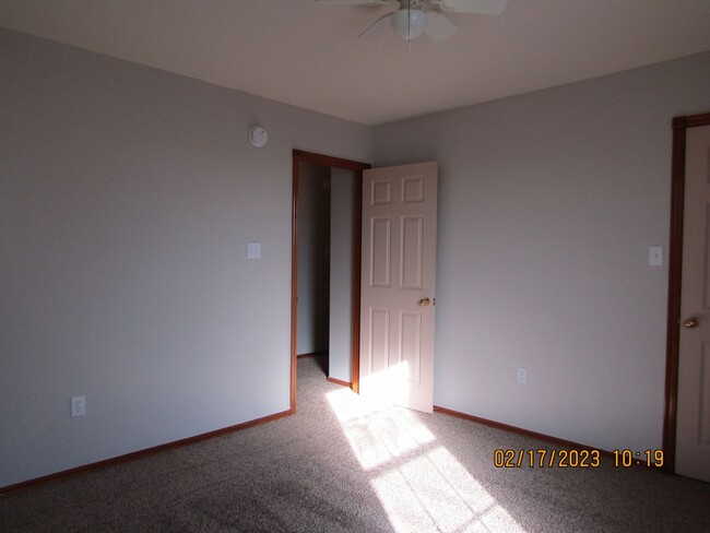 Building Photo - Crown Pointe Area!! PETS ARE NEGOTIABLE WI...