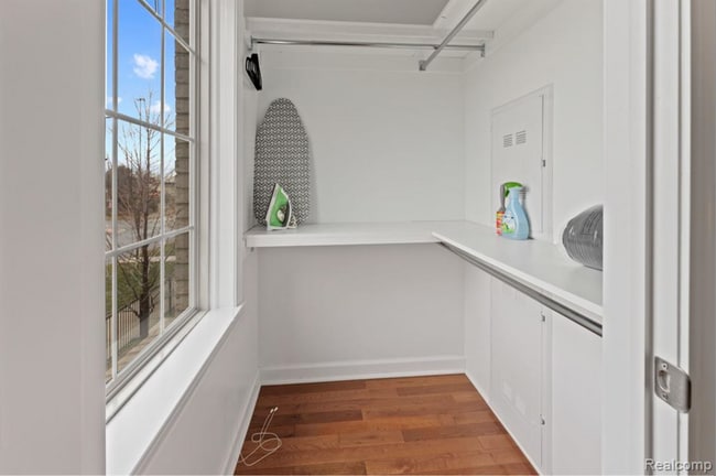 Building Photo - 701 E Kirby St