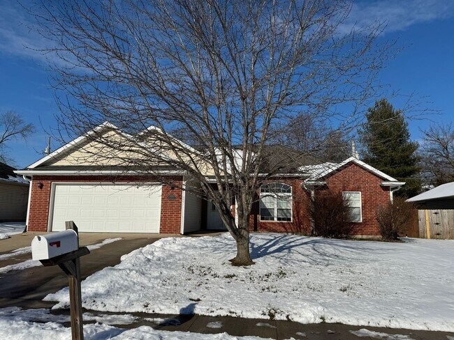 Building Photo - 3 Bedroom Home Furnished or unfurnished available