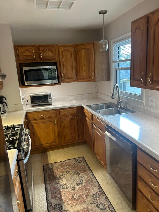 Building Photo - 44 Maple Ave