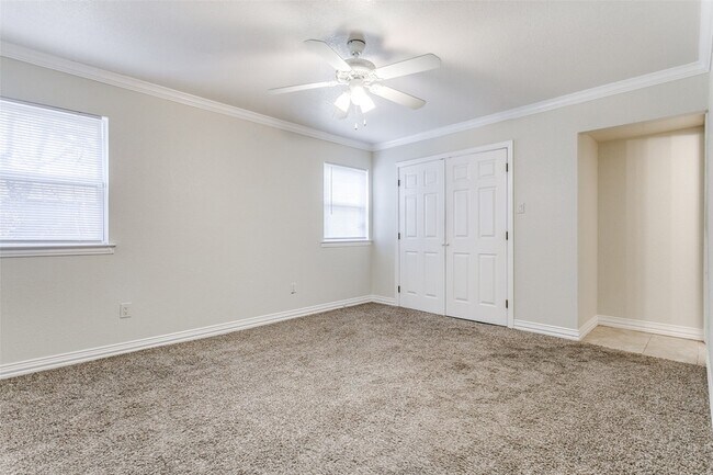 Building Photo - 719 Koen Ln