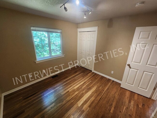 Building Photo - Large 3 Bed+ Bonus Room SW Pdx Home, Natur...