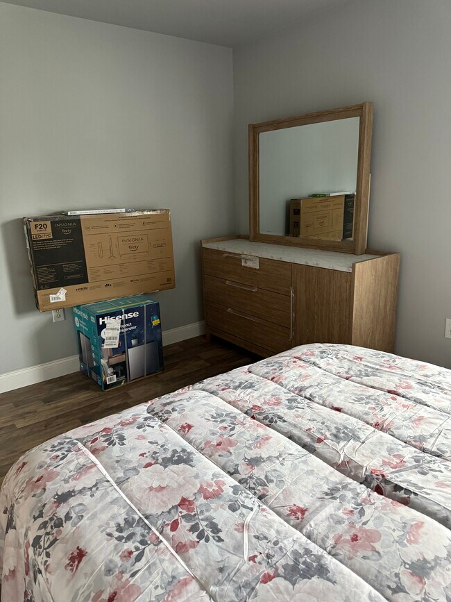 Building Photo - 606 E Main Street Ext