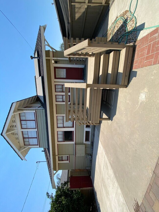 Building Photo - Beautiful Visalia Home Available Now!