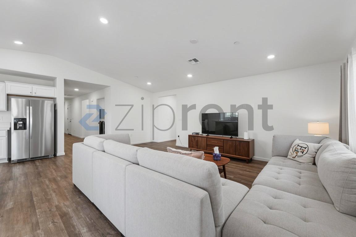 Building Photo - Unit