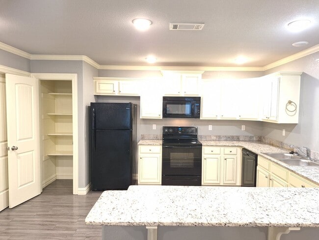 Building Photo - 3 bedroom Duplex with move in special