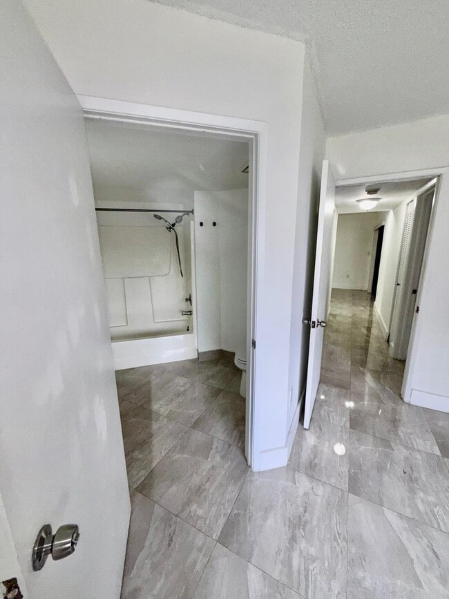 Building Photo - 9405 Fontainebleau Blvd