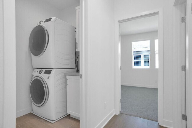 Building Photo - Gorgeous brand new townhome in 3Roots! End...