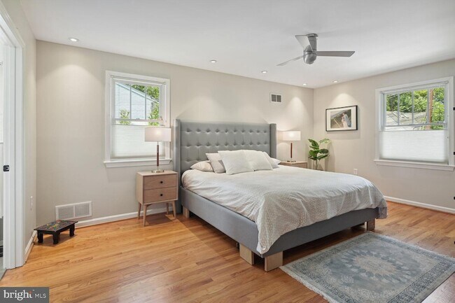 Building Photo - 4208 Maple Terrace