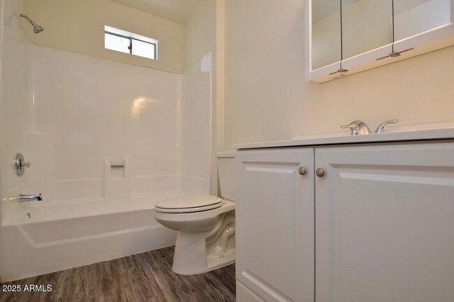 Building Photo - 3004 E Waltann Ln