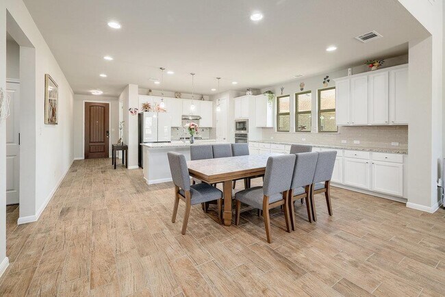 Building Photo - 1136 Almeria Bend