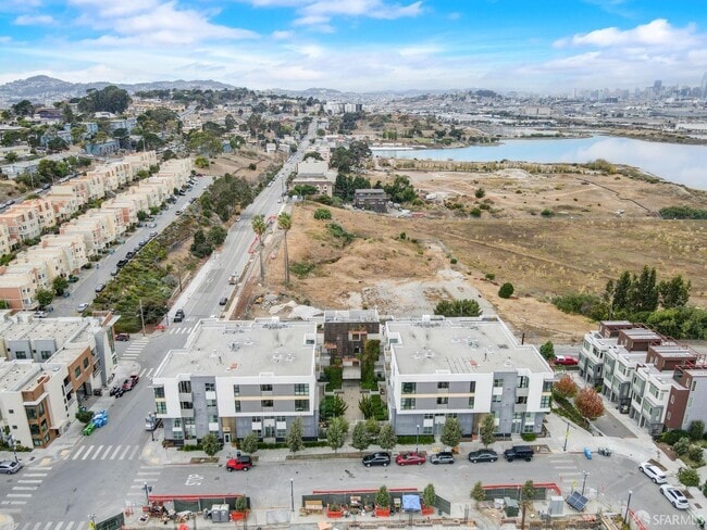 Building Photo - 451 Donahue St