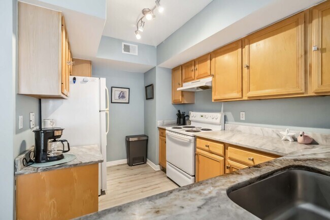 Building Photo - Beautiful furnished 2/2 unit becoming avai...