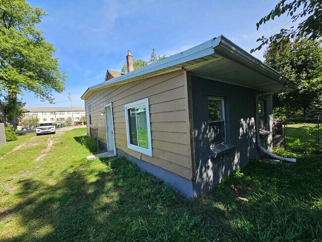 Building Photo - Duplex - 2 Bedroom, 2 Full Bathrooms and a 2 Car Garage. Updated Living Space with Hardwood Floor...