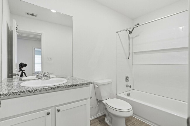 Building Photo - Single-Story 3/2 Rental Near Lackland Air Force Base | No Carpet | Fridge Included |