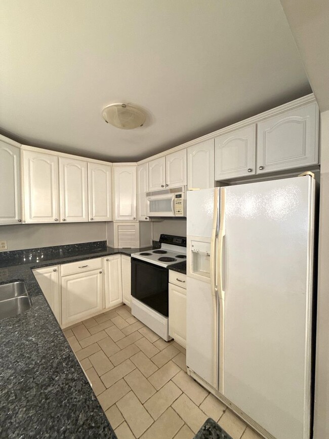 Building Photo - Come see this great condo in Myers Park in...