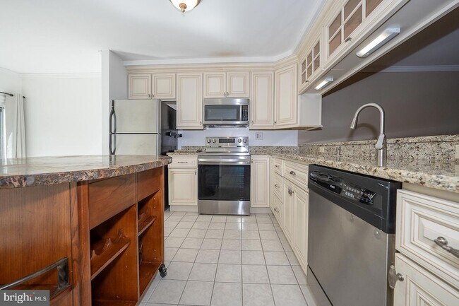 Building Photo - 344 Brigade Ct