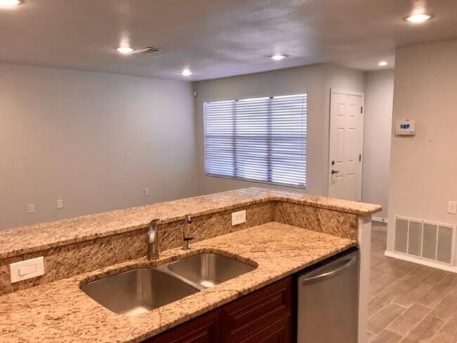 Building Photo - Beautiful remodeled duplex with granite co...