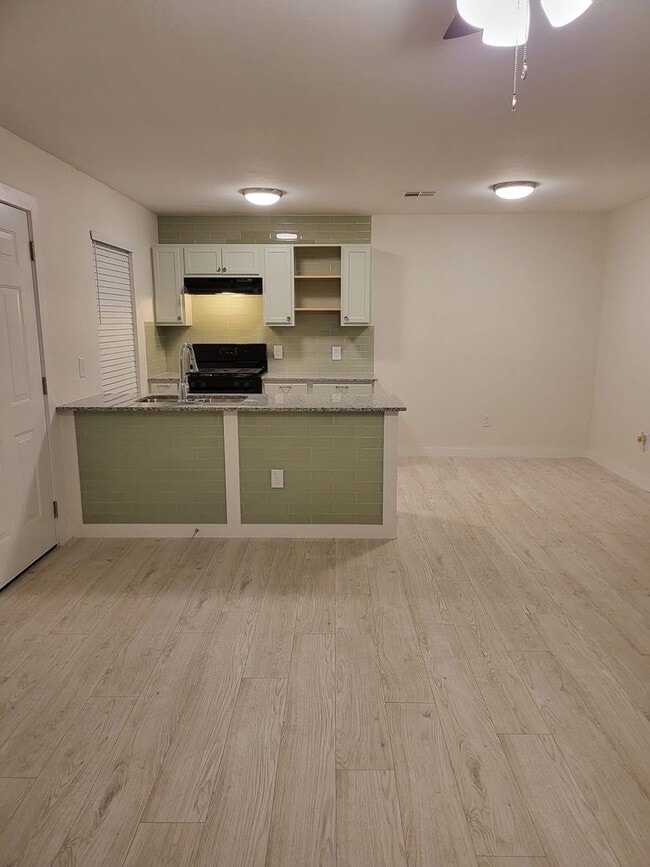 Building Photo - 4 bedroom 2 bath home in Tecumseh!