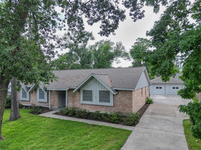 Building Photo - 25911 Maplewood Dr
