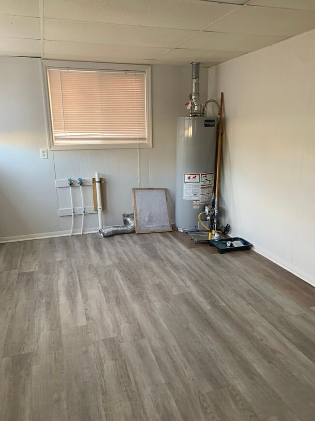 Building Photo - 2 Bedroom 1 Bath house Ready December 1st!
