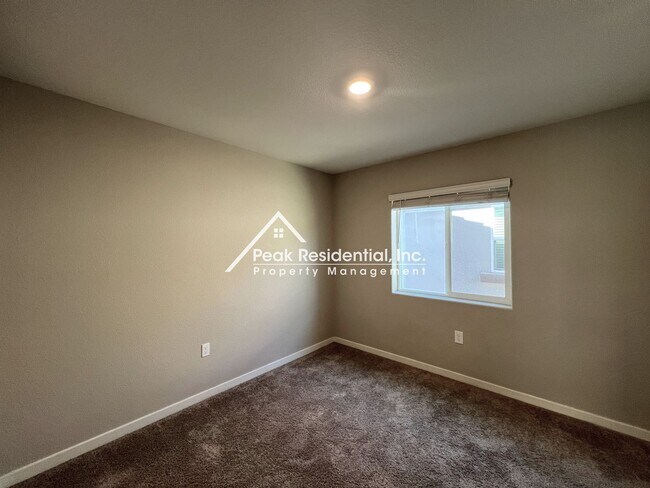 Building Photo - Updated Lincoln 4bd/2.5ba House With 2 Car...