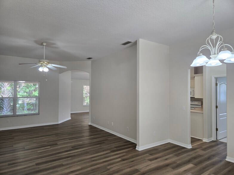 Building Photo - 20 Manderley Ln