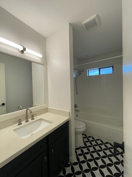 Hallway Bathroom & Toilet - 2201 Pin Oak Rd