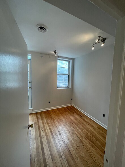 Building Photo - 2321 Sansom St