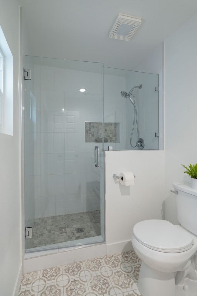 Building Photo - Charming 3 Bedrooms 2 Bathrooms Home $4,00...