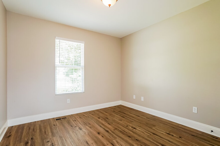 Building Photo - 143 Locket Dr