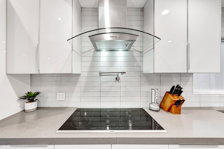 Building Photo - 5817 Ranchito Ave