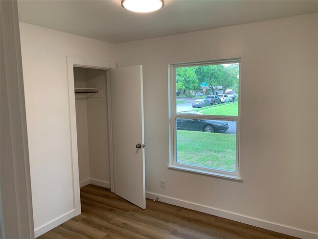 Building Photo - 1400 Kamar Dr