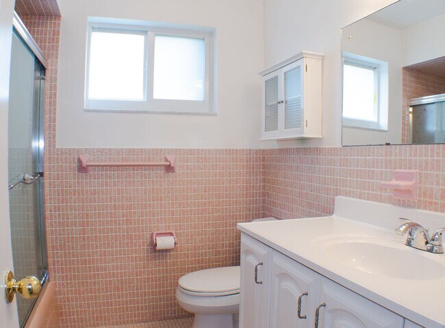 Building Photo - Charming Hollywood Home