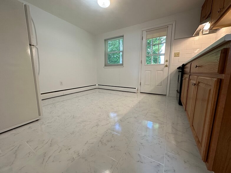 Large eat-in kitchen - 1308 Slater Rd
