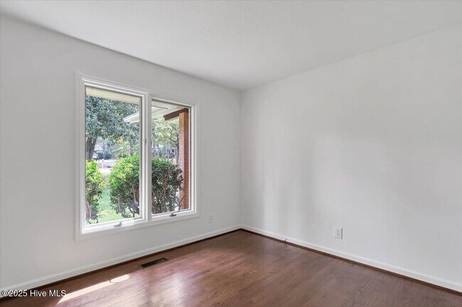 Building Photo - 60 Pine Lake Dr