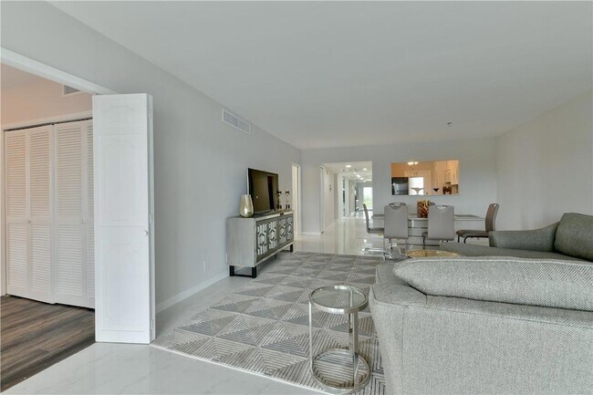 Building Photo - 2751 N Palm Aire Dr