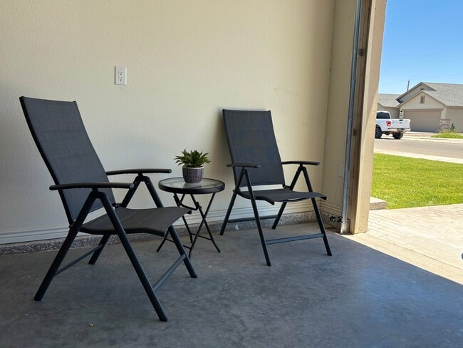 Building Photo - 2412 W Ray Ave