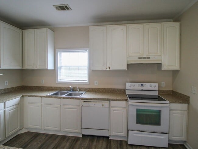 Building Photo - 122 Meadows Ln