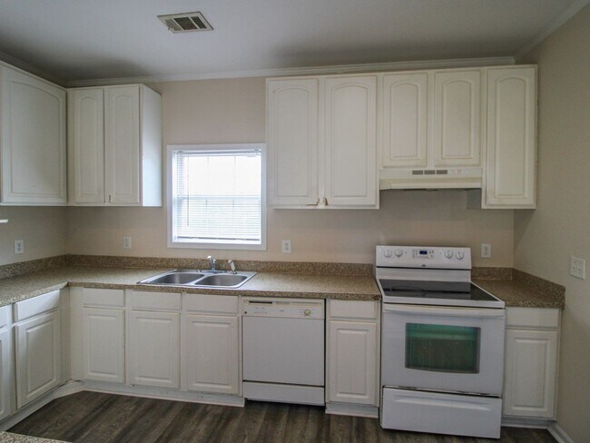 Building Photo - Charming 3BR/2.5BA Townhome Available Now