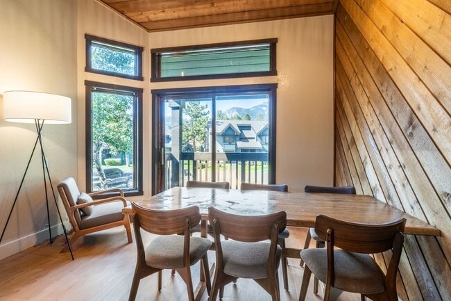 Building Photo - Spacious Snowcreek III Condo – Winter Rental