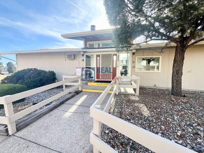 Building Photo - 392 W Rockrimmon Blvd