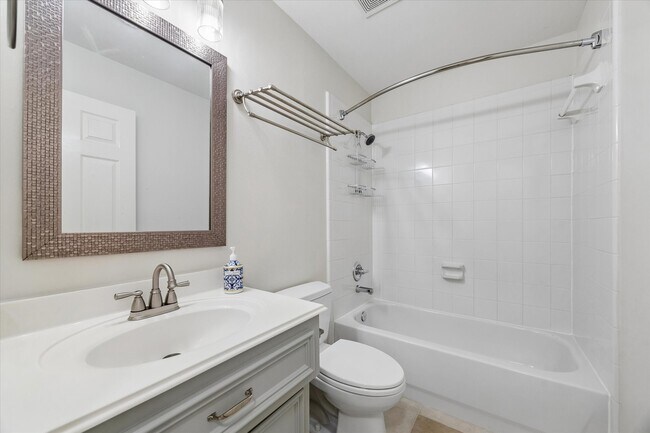 Building Photo - 922 W Heights Hollow Ln