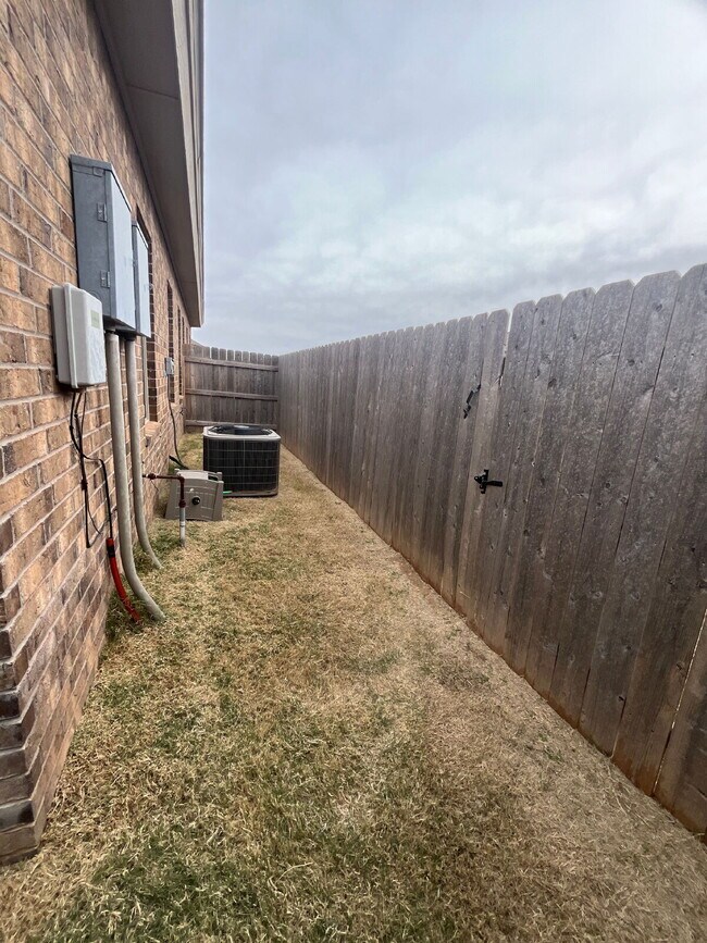 Building Photo - Spacious Duplex-3/2/2 Near Preston Manor!