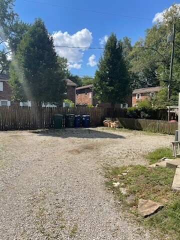 Private parking - 3057 Sunset Dr