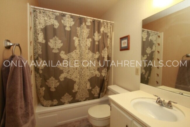 Building Photo - 258 W Garden Park