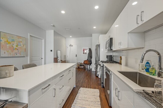 Building Photo - 205 Maverick St