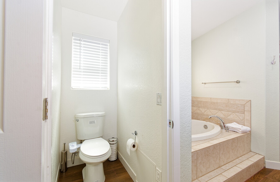 Toilet room with bidet - 11333 Desert Trailways Ln